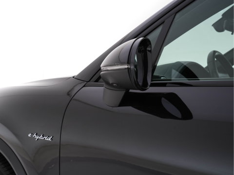 Porsche Cayenne 3.0 E-Hybrid (Plug-in) {SoH-100%} (INCL.BTW) *PANO | LEATHER | FULL-LED | SPORT-CHRONO | MEMORY-PACK | BOSE-SOUND | TOP-VIEW | HEATED-COMFORTSEATS | NAVI-FULLAMP | PRIVACY-GLASS | SHIFT-PADDLES | 22''ALU | TOWBAR*
