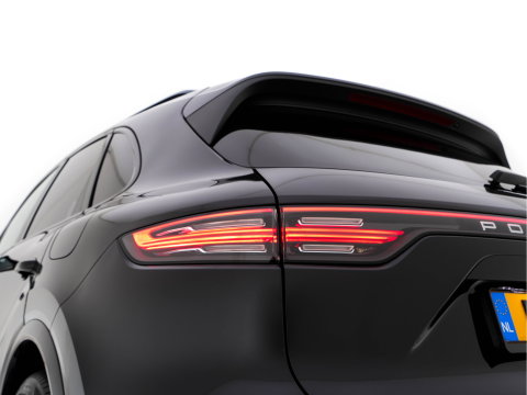 Porsche Cayenne 3.0 E-Hybrid (Plug-in) {SoH-100%} (INCL.BTW) *PANO | LEATHER | FULL-LED | SPORT-CHRONO | MEMORY-PACK | BOSE-SOUND | TOP-VIEW | HEATED-COMFORTSEATS | NAVI-FULLAMP | PRIVACY-GLASS | SHIFT-PADDLES | 22''ALU | TOWBAR*
