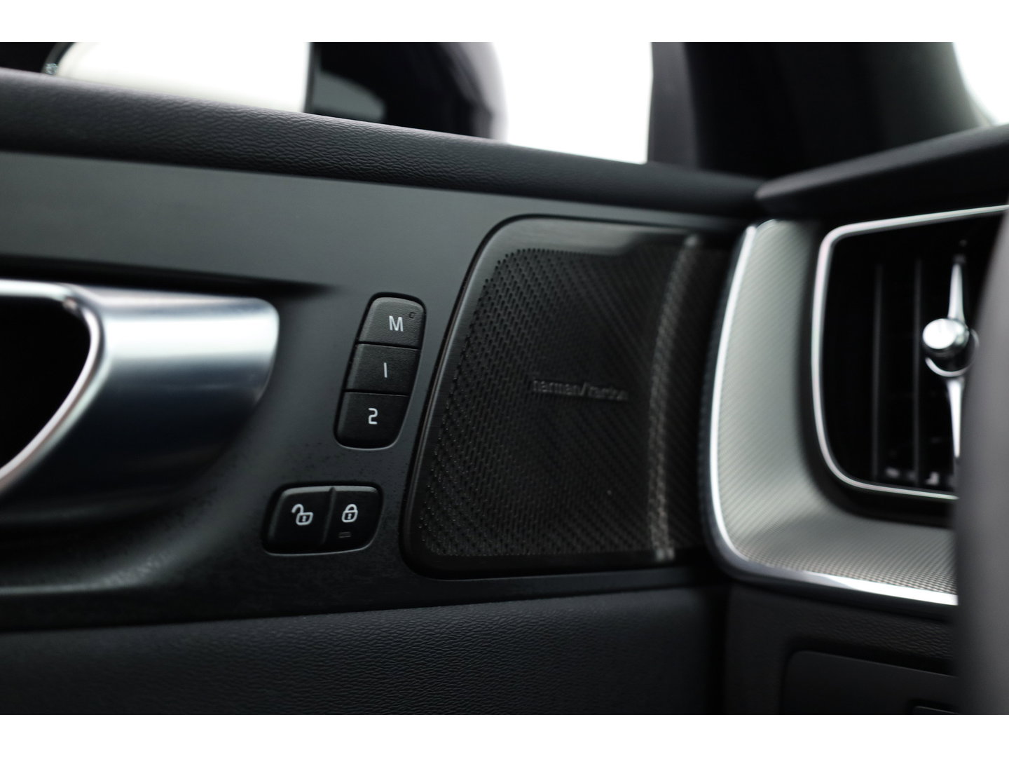 Volvo XC60 T6 Plug-in hybrid Plus Black Edition | Pano | 360cam | H&K Audio | Memory | Elek. Trekhaak | Pilot Assist | Bliss