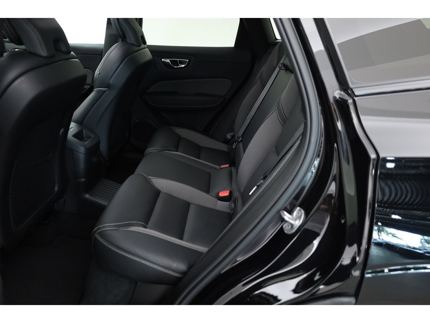 Volvo XC60 T6 Plug-in hybrid Plus Black Edition | Pano | 360cam | H&K Audio | Memory | Elek. Trekhaak | Pilot Assist | Bliss