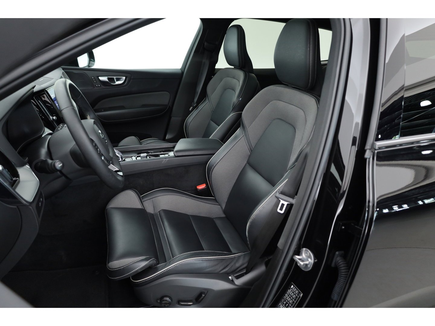 Volvo XC60 T6 Plug-in hybrid Plus Black Edition | Pano | 360cam | H&K Audio | Memory | Elek. Trekhaak | Pilot Assist | Bliss