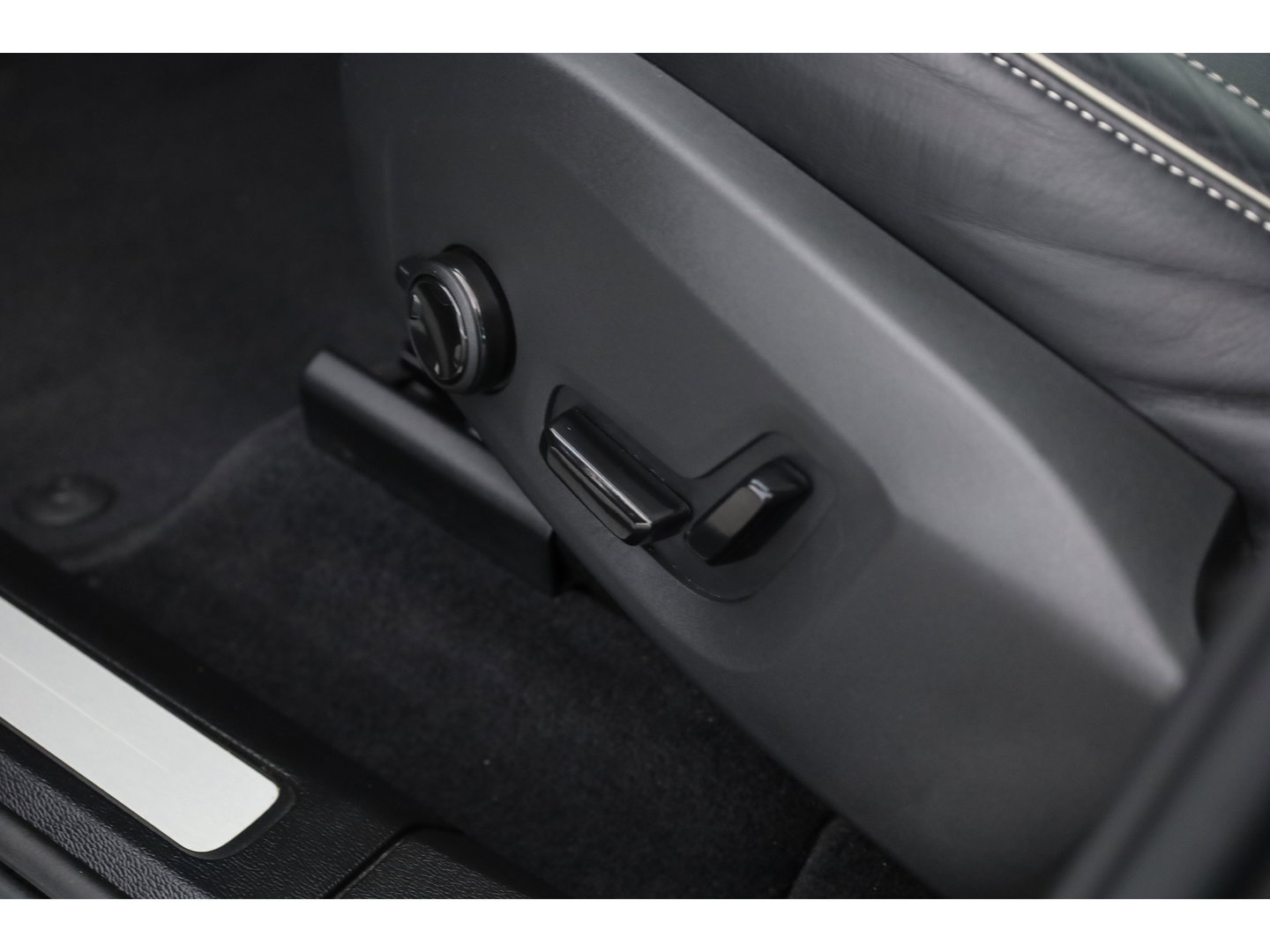 Volvo XC60 T6 Plug-in hybrid Plus Black Edition | Pano | 360cam | H&K Audio | Memory | Elek. Trekhaak | Pilot Assist | Bliss