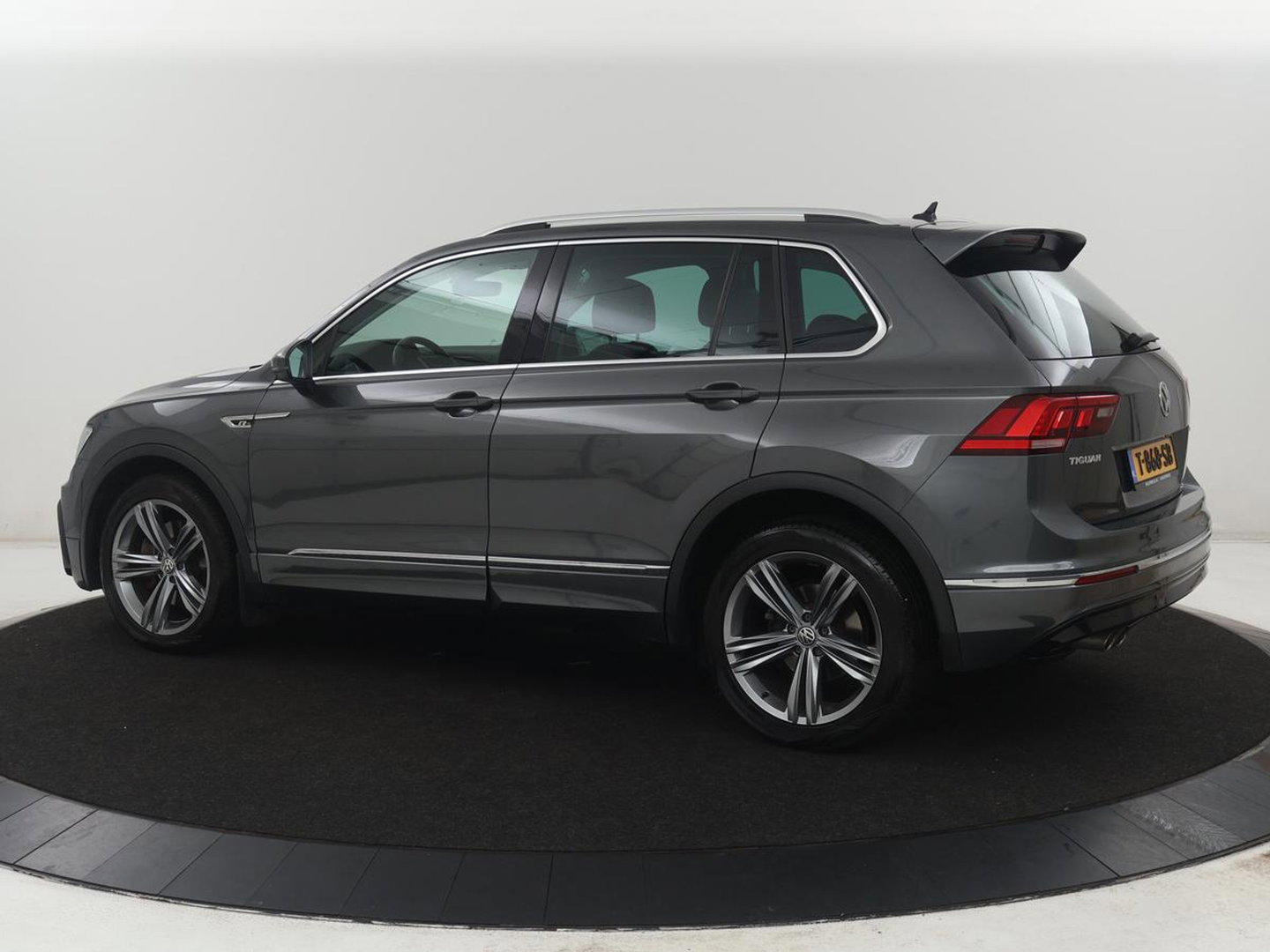 Volkswagen Tiguan 2.0 TSI 4Motion Highline Business R | Adaptive cruise | Carplay | Stuur/stoel verwarming | 3 zone klimaat | Climate control | Bluetooth | Navigatie  | Elektrische achterklep
