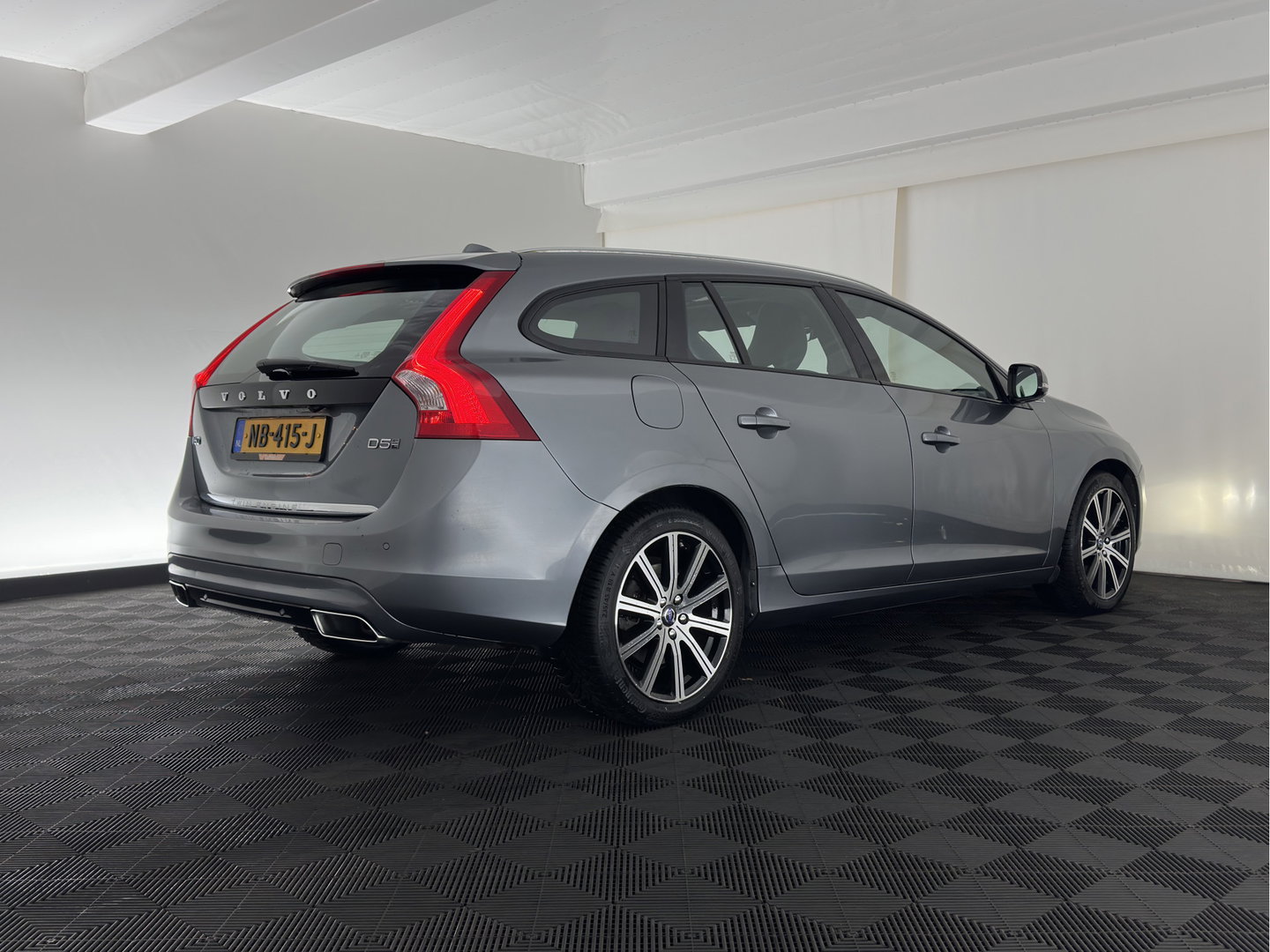 Volvo V60 2.4 D5 Twin Engine Summum ⚠️Aircopump Defect⚠️ Aut. *PANO | LEATHER | XENON | MEMORY-PACK | HEATED-COMFORTSEATS | CAMERA | NAVI-FULLMAP | ECC | PDC | CRUISE | 18''ALU*