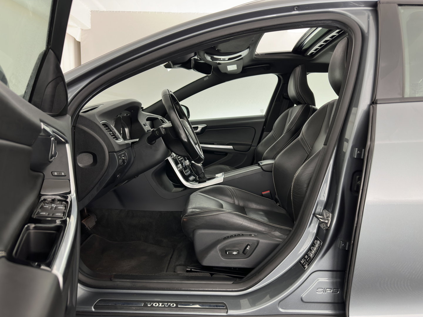 Volvo V60 2.4 D5 Twin Engine Summum ⚠️Aircopump Defect⚠️ Aut. *PANO | LEATHER | XENON | MEMORY-PACK | HEATED-COMFORTSEATS | CAMERA | NAVI-FULLMAP | ECC | PDC | CRUISE | 18''ALU*