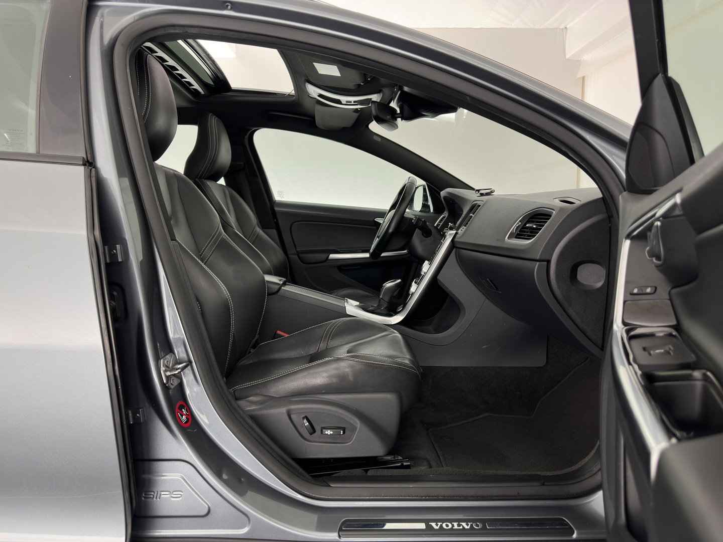 Volvo V60 2.4 D5 Twin Engine Summum ⚠️Aircopump Defect⚠️ Aut. *PANO | LEATHER | XENON | MEMORY-PACK | HEATED-COMFORTSEATS | CAMERA | NAVI-FULLMAP | ECC | PDC | CRUISE | 18''ALU*