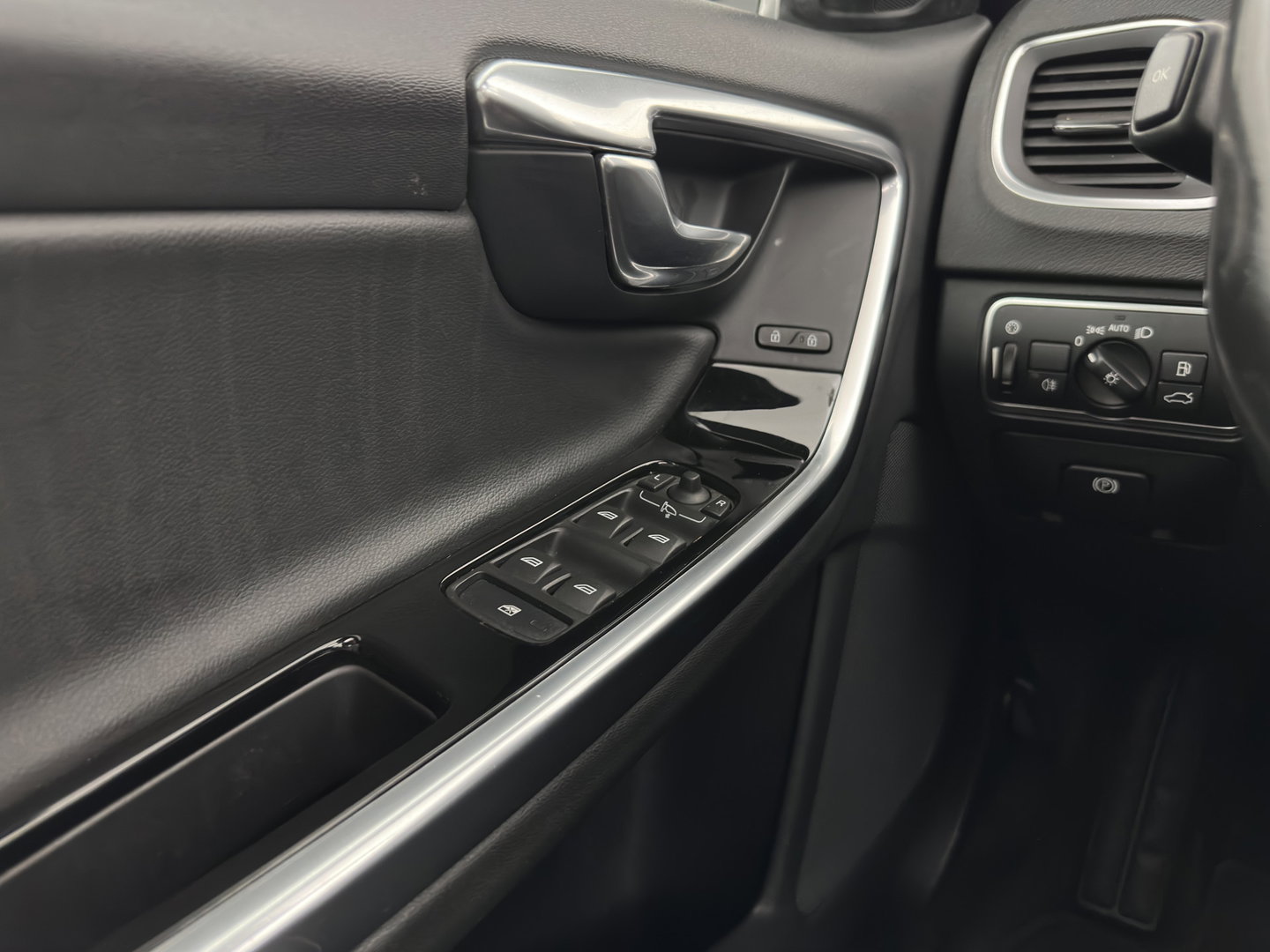 Volvo V60 2.4 D5 Twin Engine Summum ⚠️Aircopump Defect⚠️ Aut. *PANO | LEATHER | XENON | MEMORY-PACK | HEATED-COMFORTSEATS | CAMERA | NAVI-FULLMAP | ECC | PDC | CRUISE | 18''ALU*