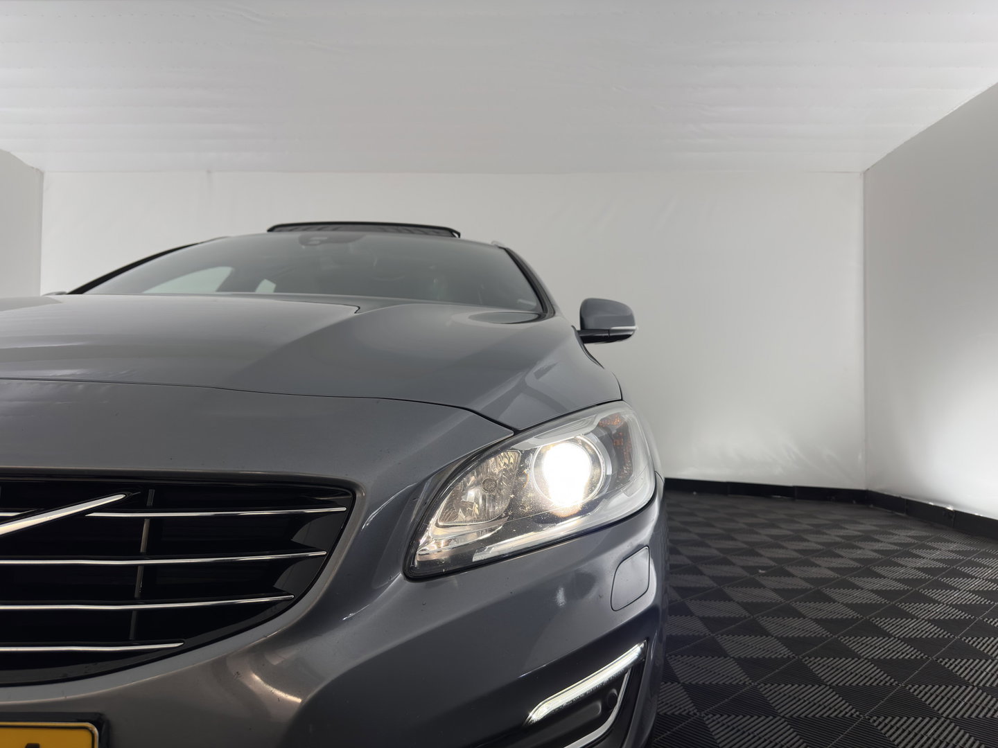 Volvo V60 2.4 D5 Twin Engine Summum ⚠️Aircopump Defect⚠️ Aut. *PANO | LEATHER | XENON | MEMORY-PACK | HEATED-COMFORTSEATS | CAMERA | NAVI-FULLMAP | ECC | PDC | CRUISE | 18''ALU*