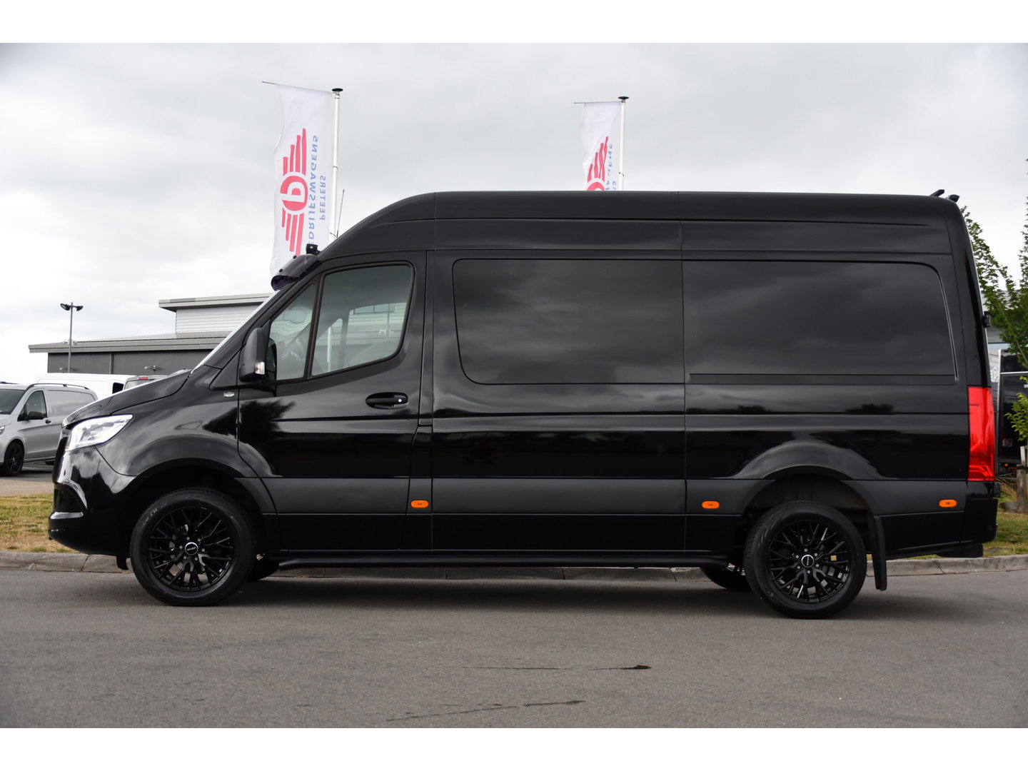 Mercedes-Benz Sprinter 319 3.0 CDI L2H2 DC Black Edition Adaptieve Cruise, 360 Camera, Carplay, LED, 10,5'' Mbux, Stoelverwarming, Automaat, 190pk, 3500kg Trekhaak, Uniek!