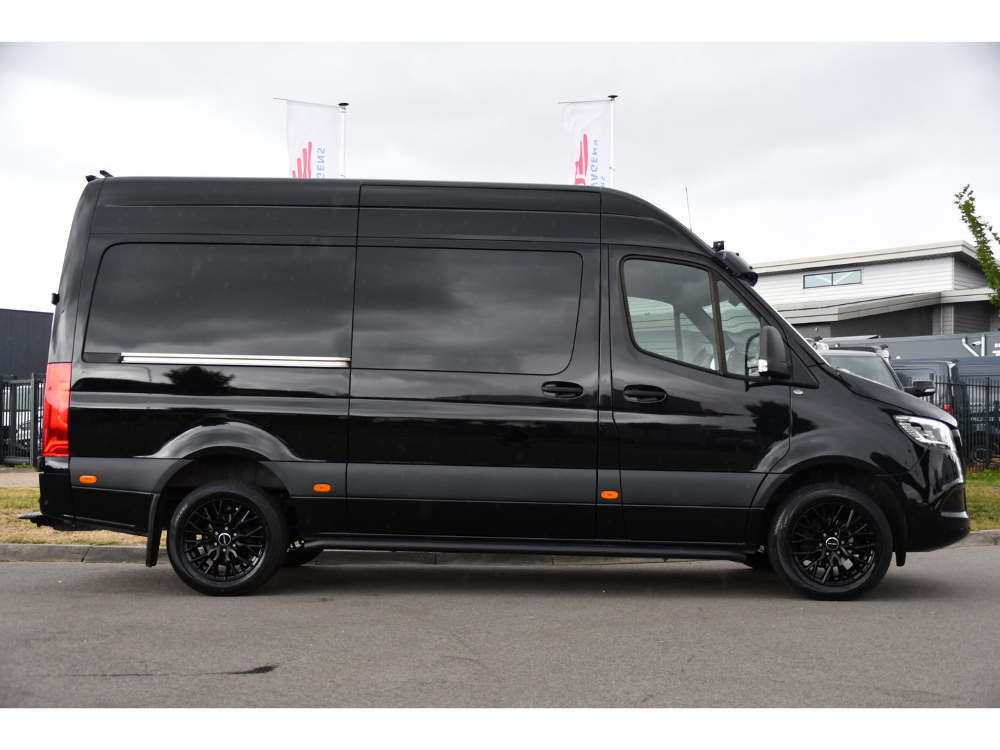 Mercedes-Benz Sprinter 319 3.0 CDI L2H2 DC Black Edition Adaptieve Cruise, 360 Camera, Carplay, LED, 10,5'' Mbux, Stoelverwarming, Automaat, 190pk, 3500kg Trekhaak, Uniek!