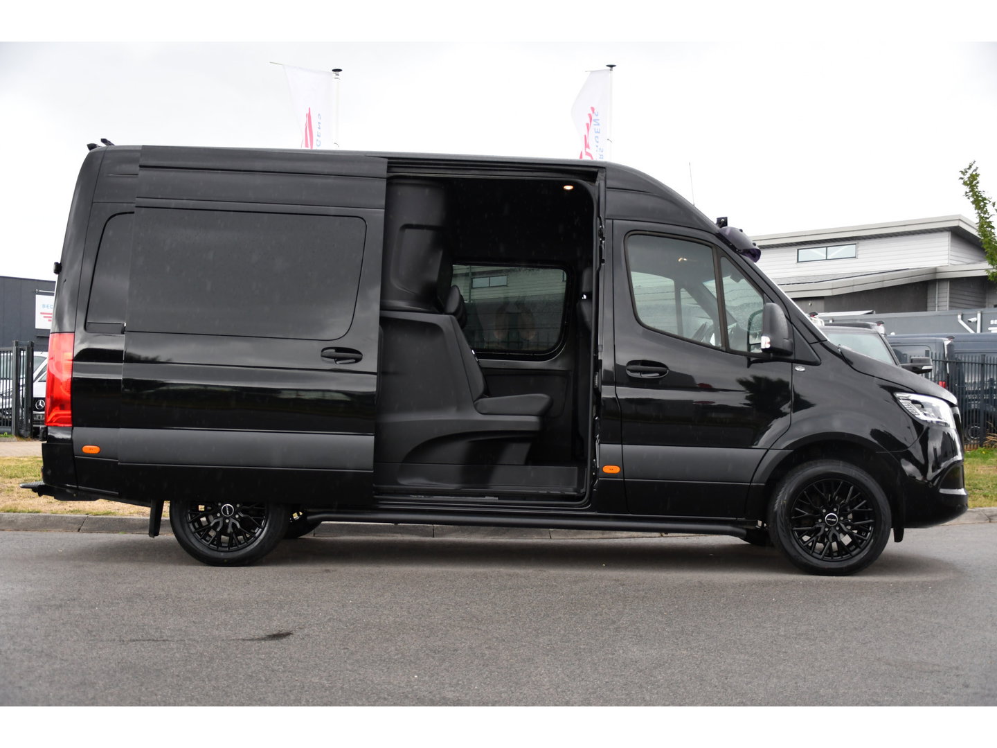 Mercedes-Benz Sprinter 319 3.0 CDI L2H2 DC Black Edition Adaptieve Cruise, 360 Camera, Carplay, LED, 10,5'' Mbux, Stoelverwarming, Automaat, 190pk, 3500kg Trekhaak, Uniek!