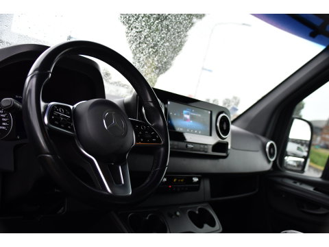 Mercedes-Benz Sprinter 319 3.0 CDI L2H2 DC Black Edition Adaptieve Cruise, 360 Camera, Carplay, LED, 10,5'' Mbux, Stoelverwarming, Automaat, 190pk, 3500kg Trekhaak, Uniek!