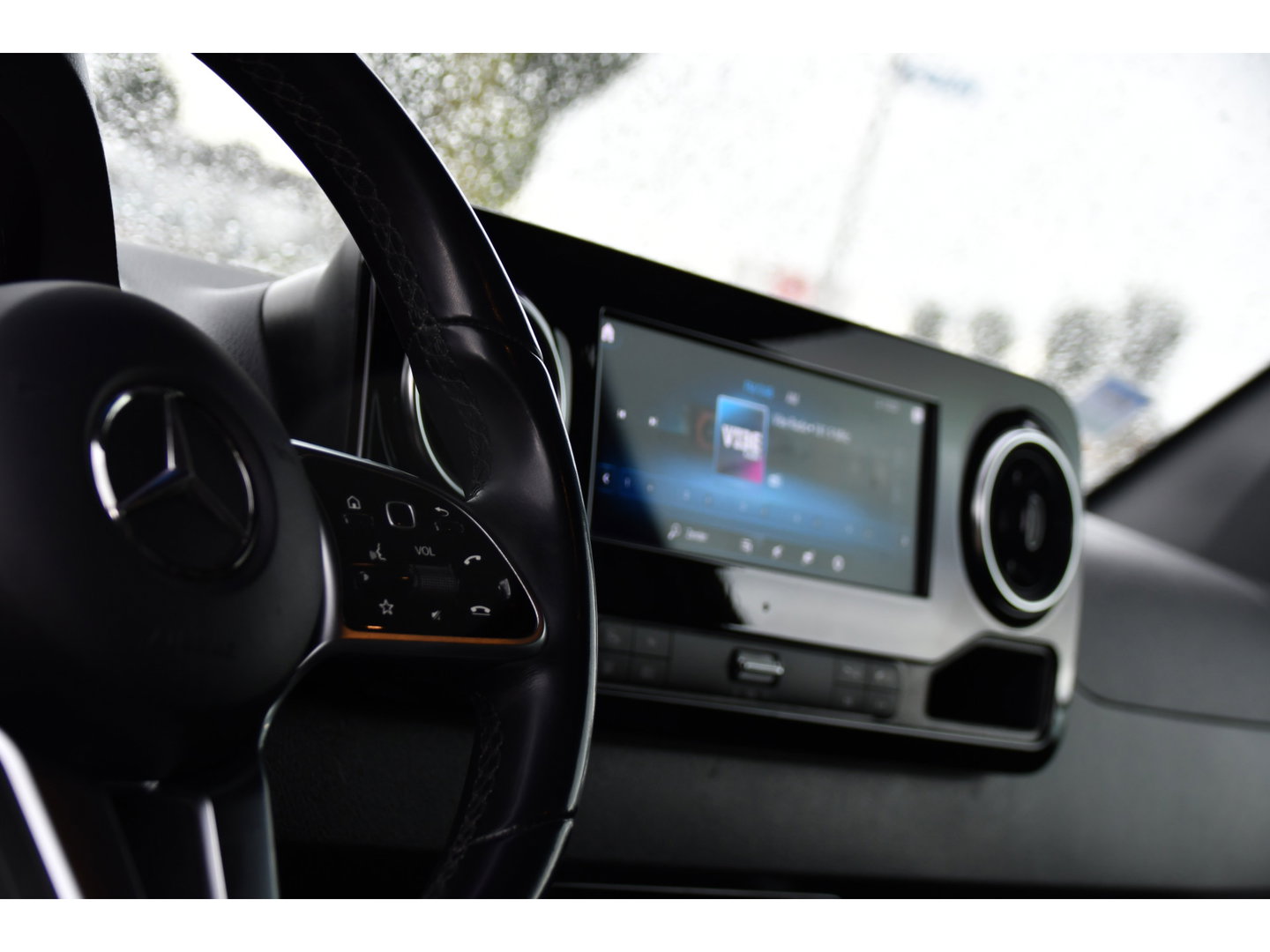 Mercedes-Benz Sprinter 319 3.0 CDI L2H2 DC Black Edition Adaptieve Cruise, 360 Camera, Carplay, LED, 10,5'' Mbux, Stoelverwarming, Automaat, 190pk, 3500kg Trekhaak, Uniek!