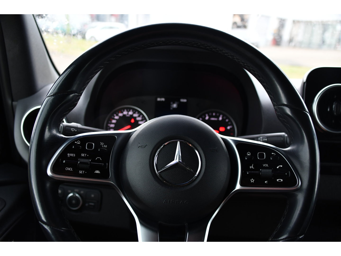 Mercedes-Benz Sprinter 319 3.0 CDI L2H2 DC Black Edition Adaptieve Cruise, 360 Camera, Carplay, LED, 10,5'' Mbux, Stoelverwarming, Automaat, 190pk, 3500kg Trekhaak, Uniek!
