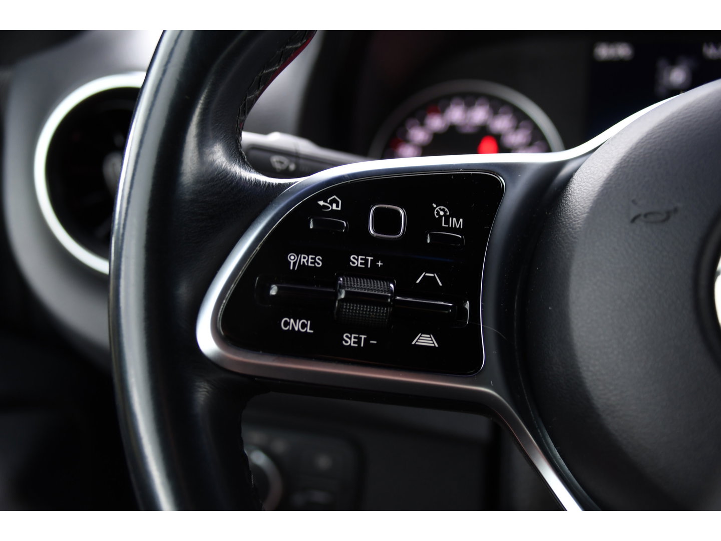 Mercedes-Benz Sprinter 319 3.0 CDI L2H2 DC Black Edition Adaptieve Cruise, 360 Camera, Carplay, LED, 10,5'' Mbux, Stoelverwarming, Automaat, 190pk, 3500kg Trekhaak, Uniek!