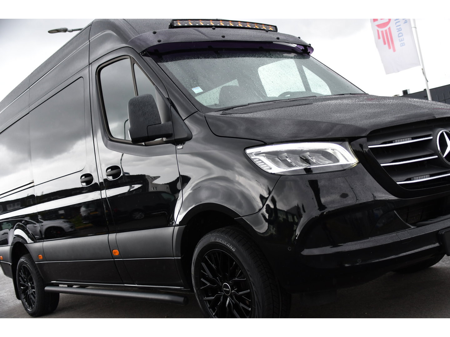 Mercedes-Benz Sprinter 319 3.0 CDI L2H2 DC Black Edition Adaptieve Cruise, 360 Camera, Carplay, LED, 10,5'' Mbux, Stoelverwarming, Automaat, 190pk, 3500kg Trekhaak, Uniek!