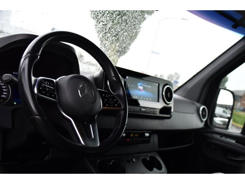 Mercedes-Benz Sprinter 319 3.0 CDI L2H2 DC Black Edition Adaptieve Cruise, 360 Camera, Carplay, LED, 10,5'' Mbux, Stoelverwarming, Automaat, 190pk, 3500kg Trekhaak, Uniek!