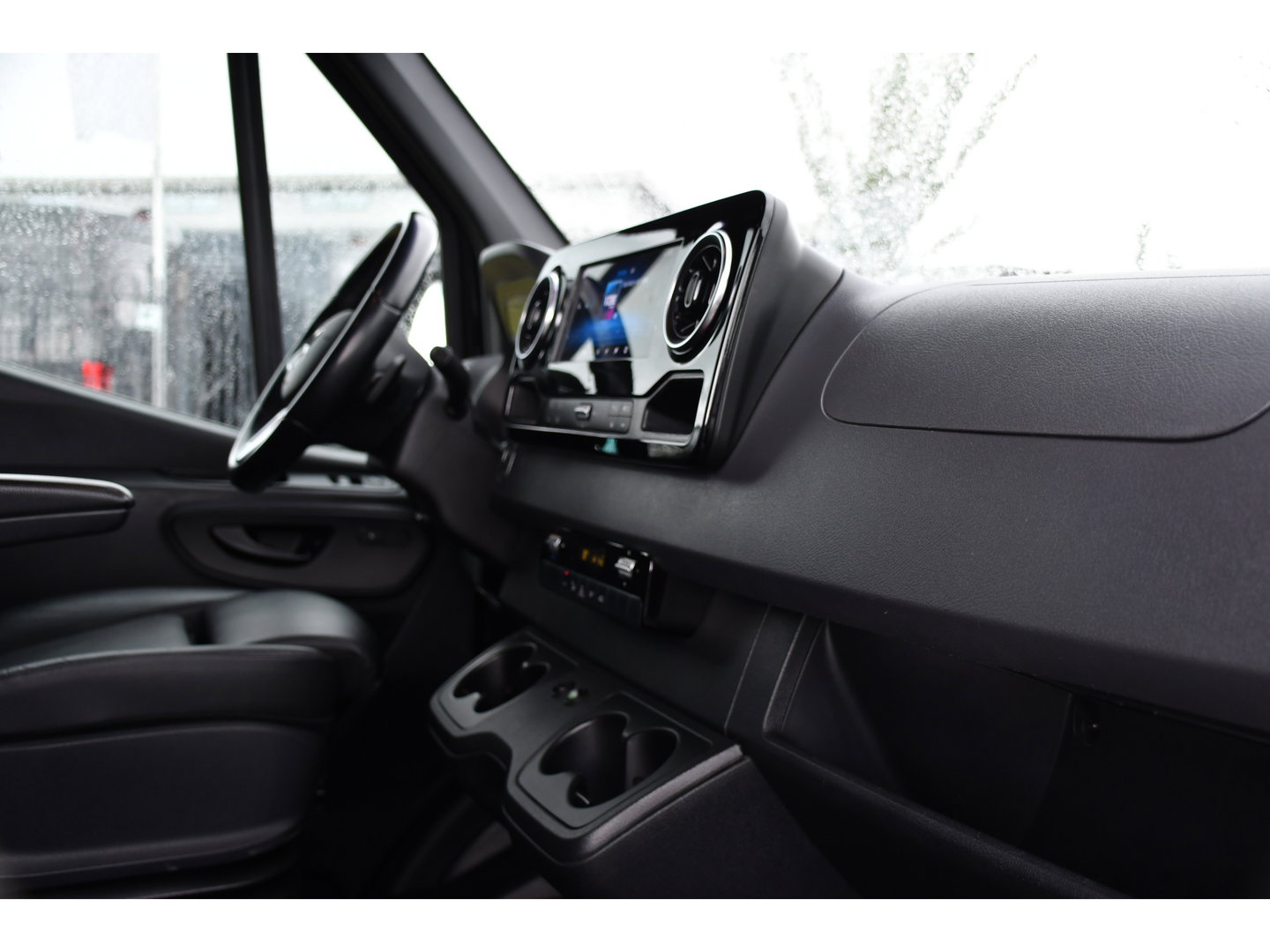 Mercedes-Benz Sprinter 319 3.0 CDI L2H2 DC Black Edition Adaptieve Cruise, 360 Camera, Carplay, LED, 10,5'' Mbux, Stoelverwarming, Automaat, 190pk, 3500kg Trekhaak, Uniek!