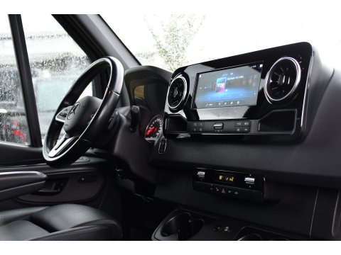 Mercedes-Benz Sprinter 319 3.0 CDI L2H2 DC Black Edition Adaptieve Cruise, 360 Camera, Carplay, LED, 10,5'' Mbux, Stoelverwarming, Automaat, 190pk, 3500kg Trekhaak, Uniek!