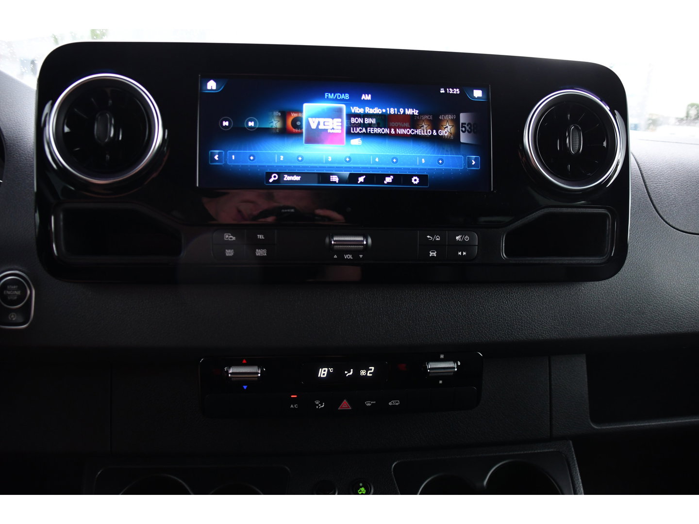 Mercedes-Benz Sprinter 319 3.0 CDI L2H2 DC Black Edition Adaptieve Cruise, 360 Camera, Carplay, LED, 10,5'' Mbux, Stoelverwarming, Automaat, 190pk, 3500kg Trekhaak, Uniek!
