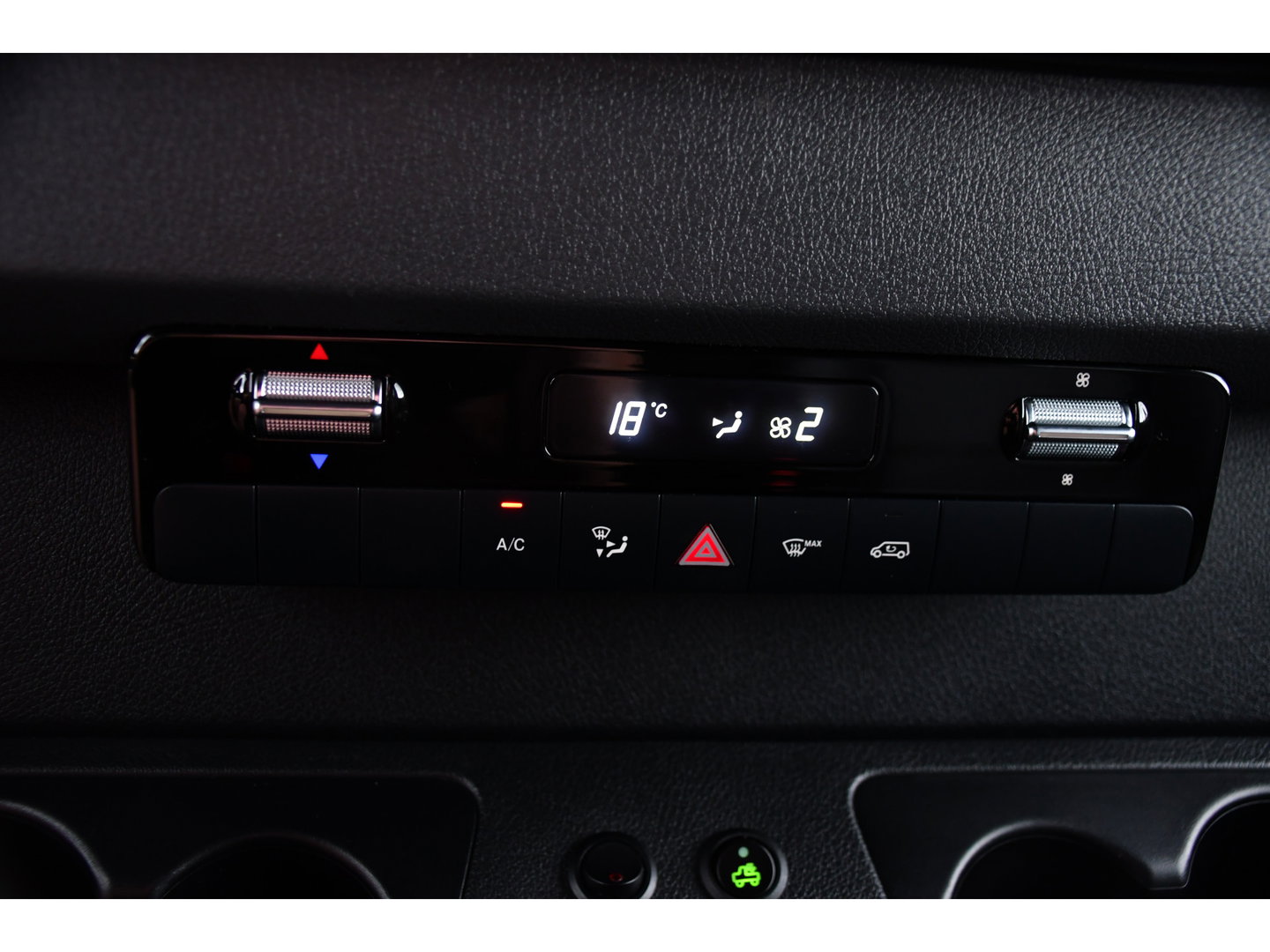 Mercedes-Benz Sprinter 319 3.0 CDI L2H2 DC Black Edition Adaptieve Cruise, 360 Camera, Carplay, LED, 10,5'' Mbux, Stoelverwarming, Automaat, 190pk, 3500kg Trekhaak, Uniek!