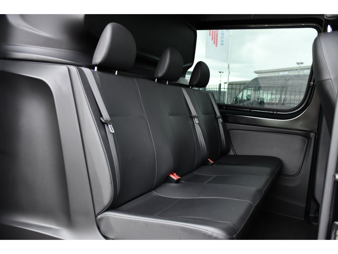 Mercedes-Benz Sprinter 319 3.0 CDI L2H2 DC Black Edition Adaptieve Cruise, 360 Camera, Carplay, LED, 10,5'' Mbux, Stoelverwarming, Automaat, 190pk, 3500kg Trekhaak, Uniek!