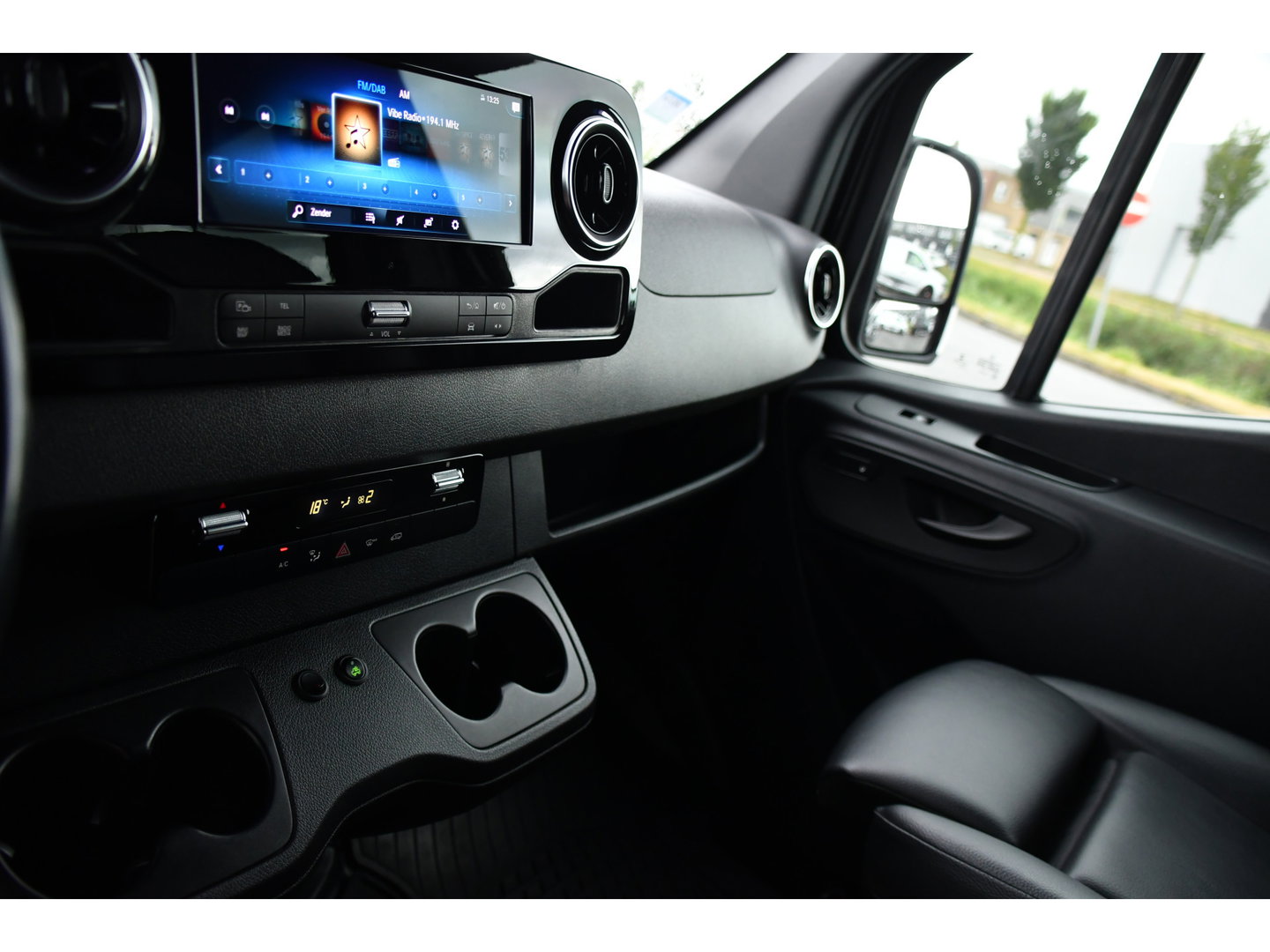 Mercedes-Benz Sprinter 319 3.0 CDI L2H2 DC Black Edition Adaptieve Cruise, 360 Camera, Carplay, LED, 10,5'' Mbux, Stoelverwarming, Automaat, 190pk, 3500kg Trekhaak, Uniek!