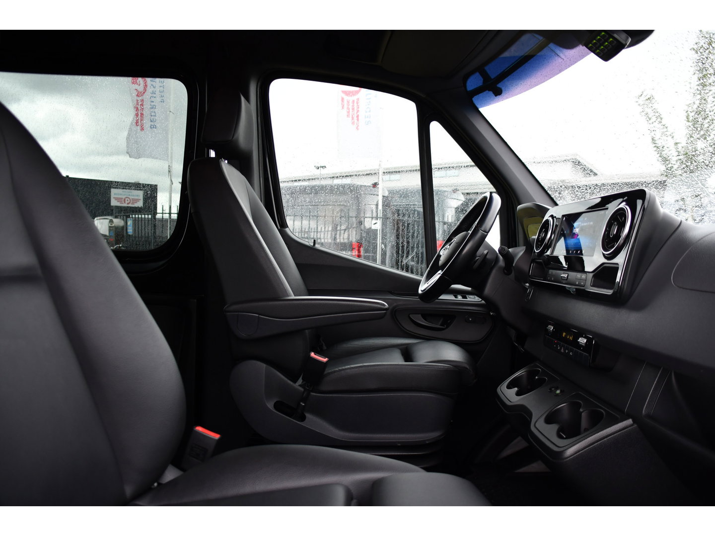 Mercedes-Benz Sprinter 319 3.0 CDI L2H2 DC Black Edition Adaptieve Cruise, 360 Camera, Carplay, LED, 10,5'' Mbux, Stoelverwarming, Automaat, 190pk, 3500kg Trekhaak, Uniek!