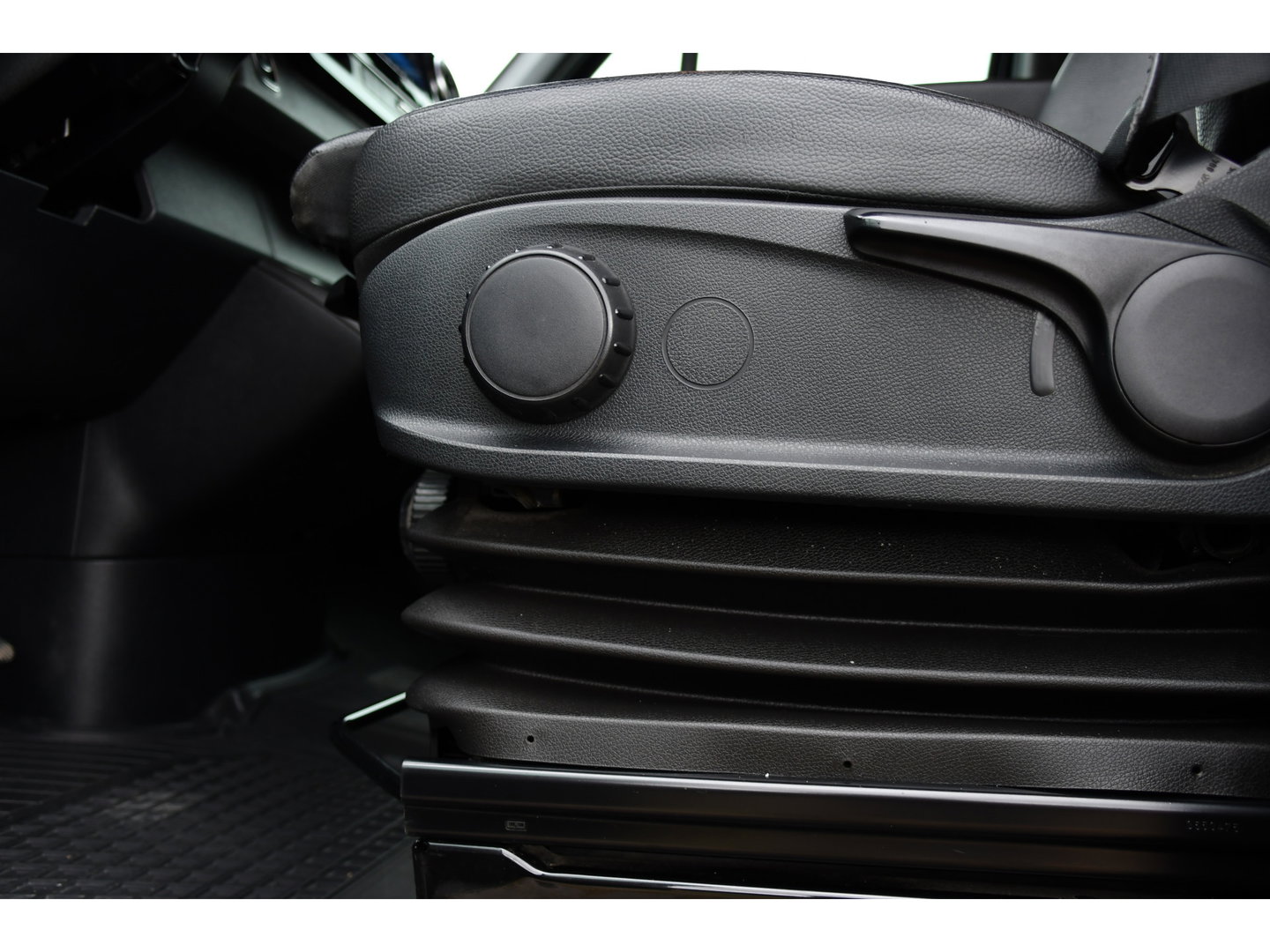 Mercedes-Benz Sprinter 319 3.0 CDI L2H2 DC Black Edition Adaptieve Cruise, 360 Camera, Carplay, LED, 10,5'' Mbux, Stoelverwarming, Automaat, 190pk, 3500kg Trekhaak, Uniek!