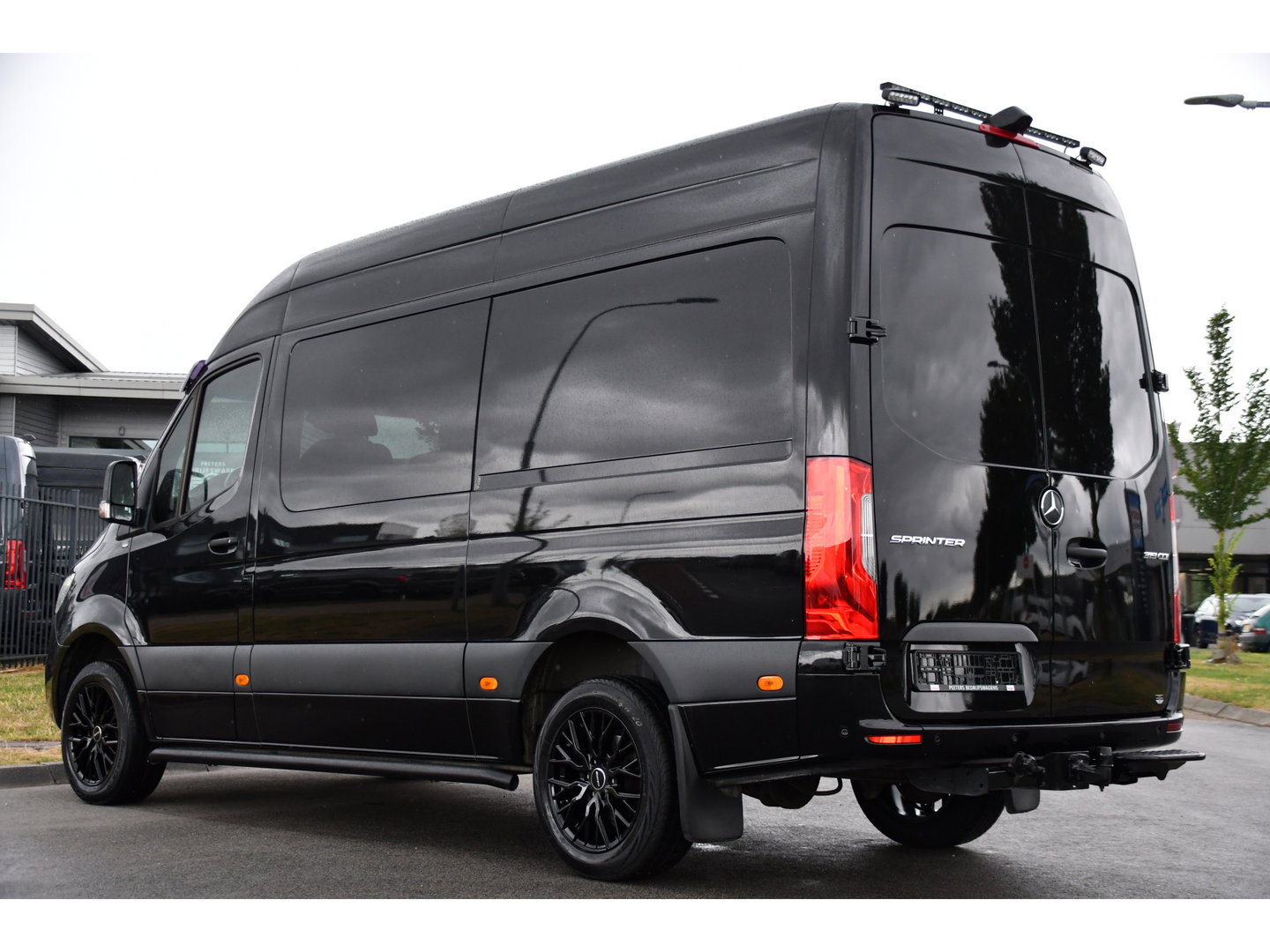 Mercedes-Benz Sprinter 319 3.0 CDI L2H2 DC Black Edition Adaptieve Cruise, 360 Camera, Carplay, LED, 10,5'' Mbux, Stoelverwarming, Automaat, 190pk, 3500kg Trekhaak, Uniek!