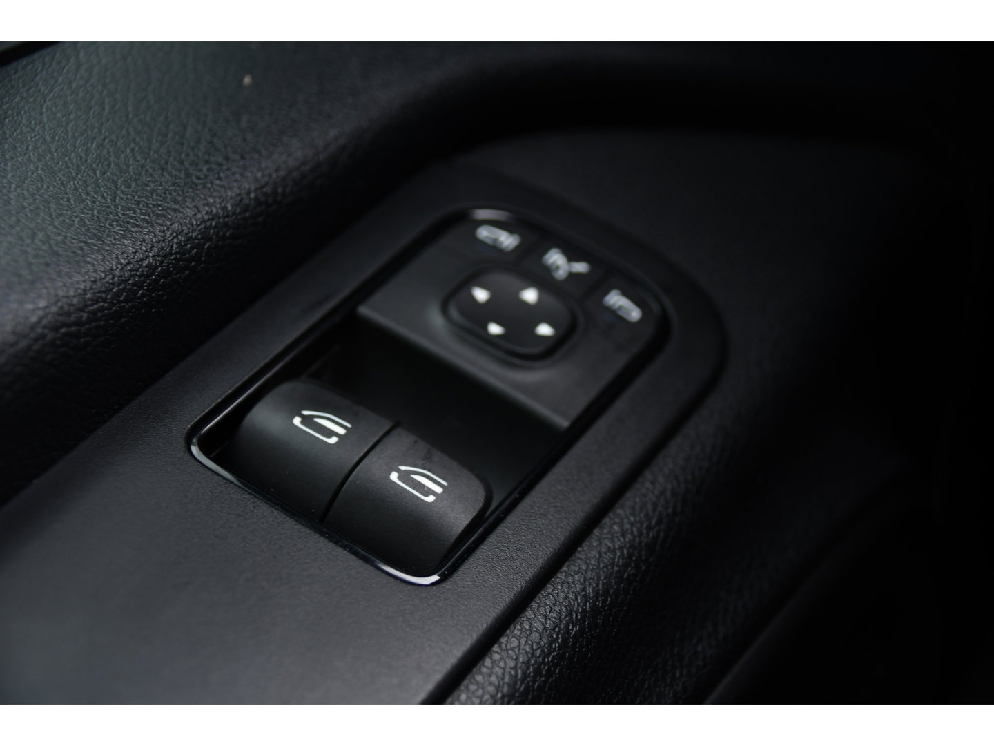 Mercedes-Benz Sprinter 319 3.0 CDI L2H2 DC Black Edition Adaptieve Cruise, 360 Camera, Carplay, LED, 10,5'' Mbux, Stoelverwarming, Automaat, 190pk, 3500kg Trekhaak, Uniek!