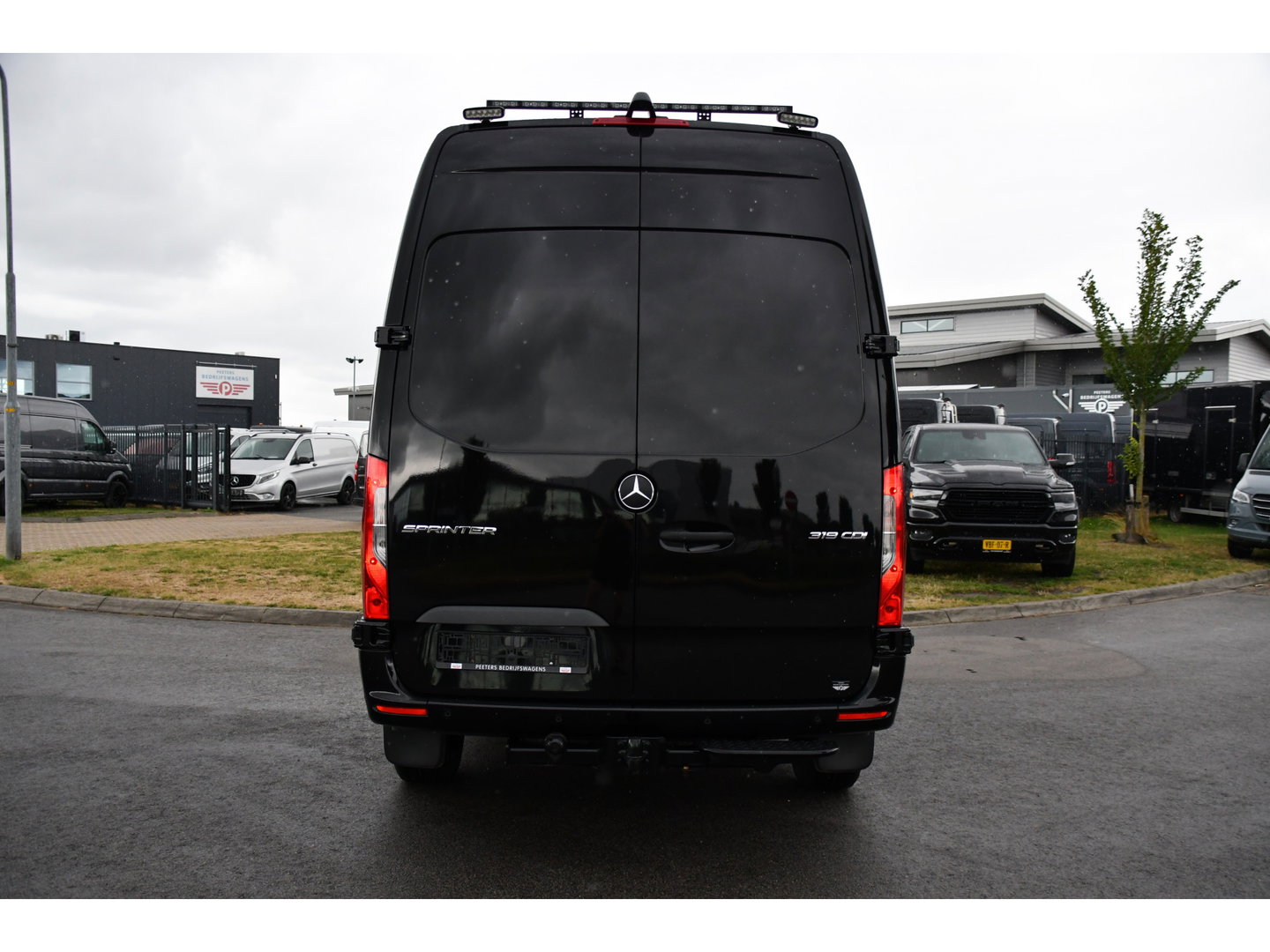 Mercedes-Benz Sprinter 319 3.0 CDI L2H2 DC Black Edition Adaptieve Cruise, 360 Camera, Carplay, LED, 10,5'' Mbux, Stoelverwarming, Automaat, 190pk, 3500kg Trekhaak, Uniek!