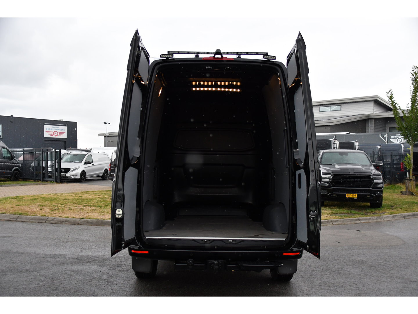Mercedes-Benz Sprinter 319 3.0 CDI L2H2 DC Black Edition Adaptieve Cruise, 360 Camera, Carplay, LED, 10,5'' Mbux, Stoelverwarming, Automaat, 190pk, 3500kg Trekhaak, Uniek!