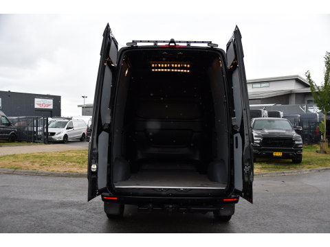 Mercedes-Benz Sprinter 319 3.0 CDI L2H2 DC Black Edition Adaptieve Cruise, 360 Camera, Carplay, LED, 10,5'' Mbux, Stoelverwarming, Automaat, 190pk, 3500kg Trekhaak, Uniek!