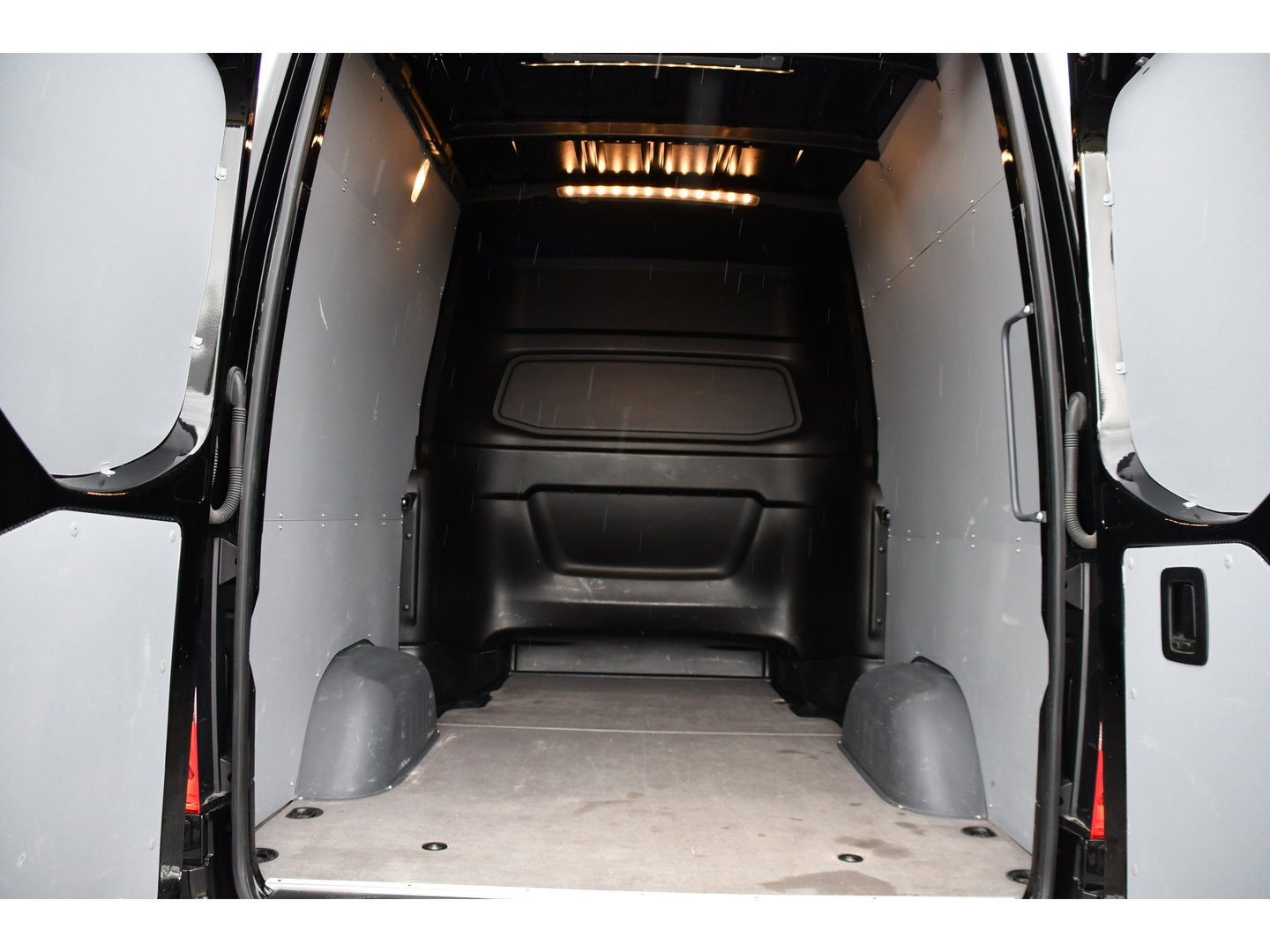 Mercedes-Benz Sprinter 319 3.0 CDI L2H2 DC Black Edition Adaptieve Cruise, 360 Camera, Carplay, LED, 10,5'' Mbux, Stoelverwarming, Automaat, 190pk, 3500kg Trekhaak, Uniek!