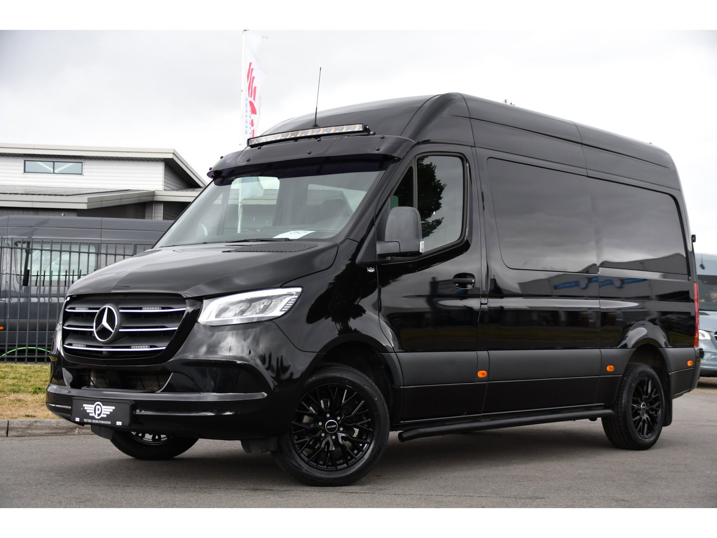Mercedes-Benz Sprinter 319 3.0 CDI L2H2 DC Black Edition Adaptieve Cruise, 360 Camera, Carplay, LED, 10,5'' Mbux, Stoelverwarming, Automaat, 190pk, 3500kg Trekhaak, Uniek!