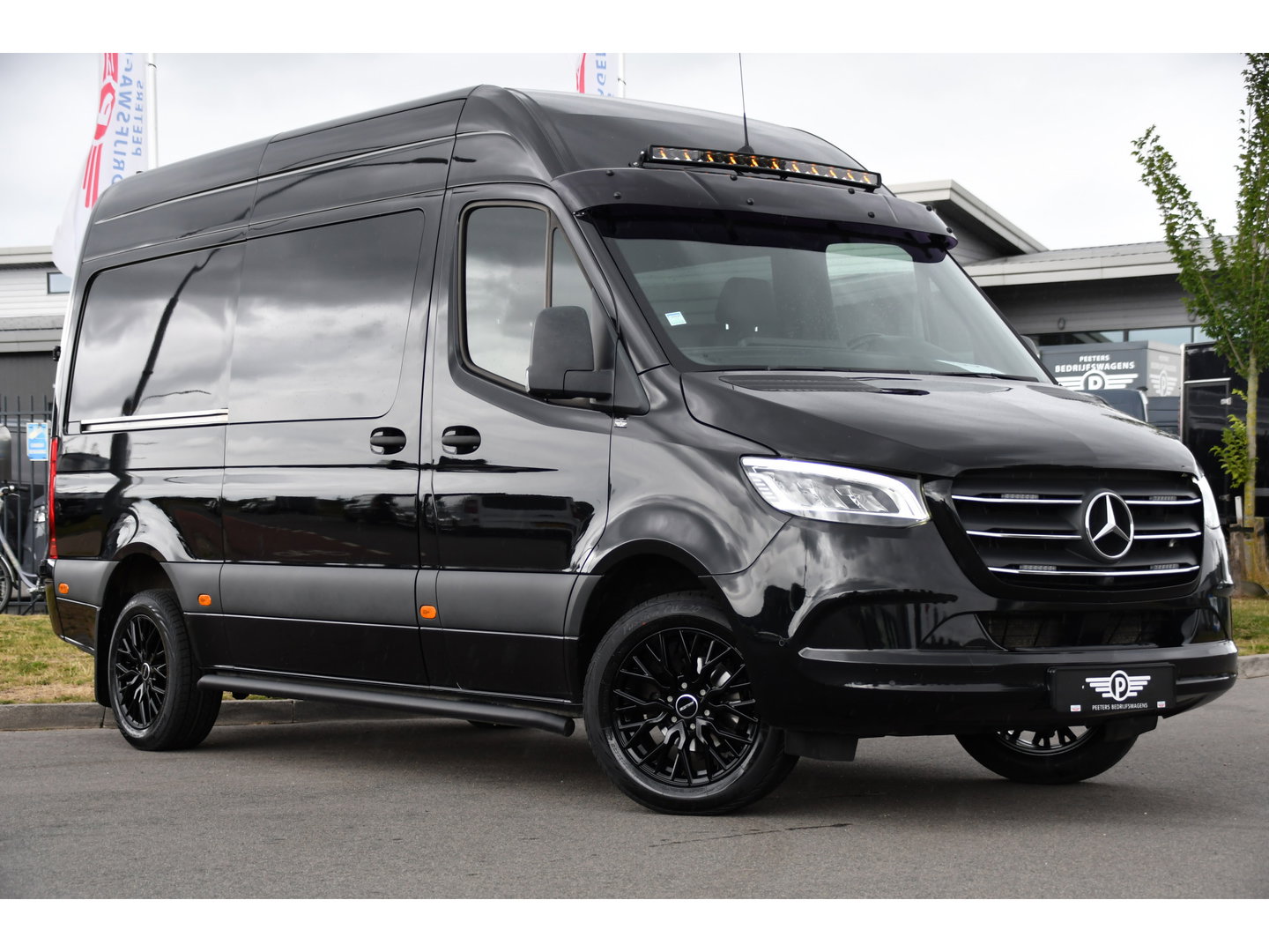 Mercedes-Benz Sprinter 319 3.0 CDI L2H2 DC Black Edition Adaptieve Cruise, 360 Camera, Carplay, LED, 10,5'' Mbux, Stoelverwarming, Automaat, 190pk, 3500kg Trekhaak, Uniek!