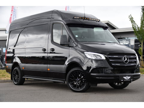 Mercedes-Benz Sprinter 319 3.0 CDI L2H2 DC Black Edition Adaptieve Cruise, 360 Camera, Carplay, LED, 10,5'' Mbux, Stoelverwarming, Automaat, 190pk, 3500kg Trekhaak, Uniek!