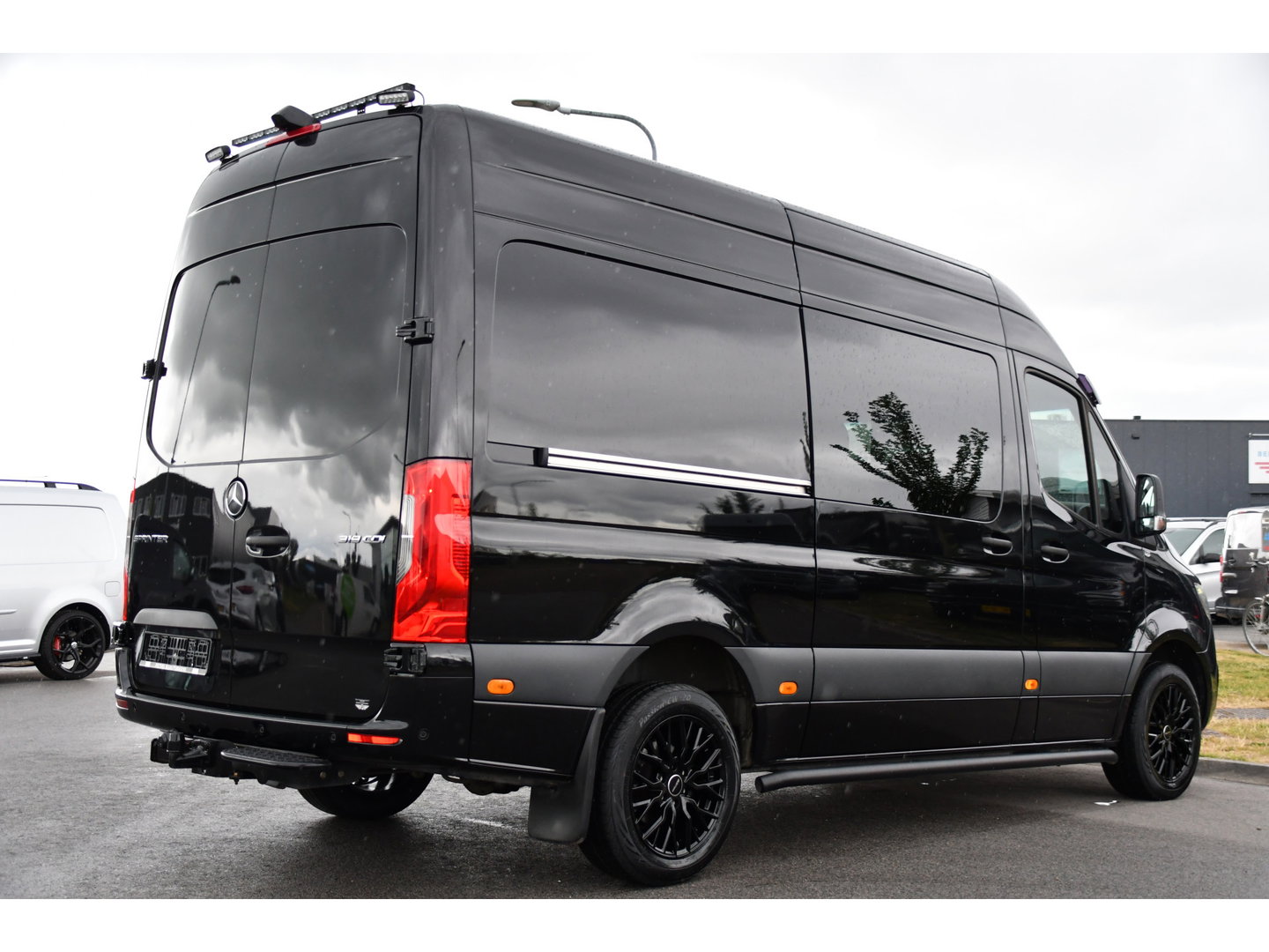 Mercedes-Benz Sprinter 319 3.0 CDI L2H2 DC Black Edition Adaptieve Cruise, 360 Camera, Carplay, LED, 10,5'' Mbux, Stoelverwarming, Automaat, 190pk, 3500kg Trekhaak, Uniek!