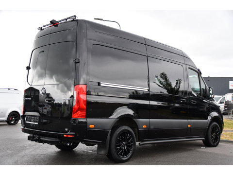 Mercedes-Benz Sprinter 319 3.0 CDI L2H2 DC Black Edition Adaptieve Cruise, 360 Camera, Carplay, LED, 10,5'' Mbux, Stoelverwarming, Automaat, 190pk, 3500kg Trekhaak, Uniek!