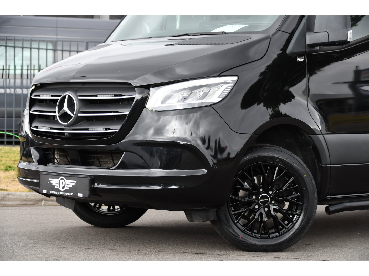 Mercedes-Benz Sprinter 319 3.0 CDI L2H2 DC Black Edition Adaptieve Cruise, 360 Camera, Carplay, LED, 10,5'' Mbux, Stoelverwarming, Automaat, 190pk, 3500kg Trekhaak, Uniek!