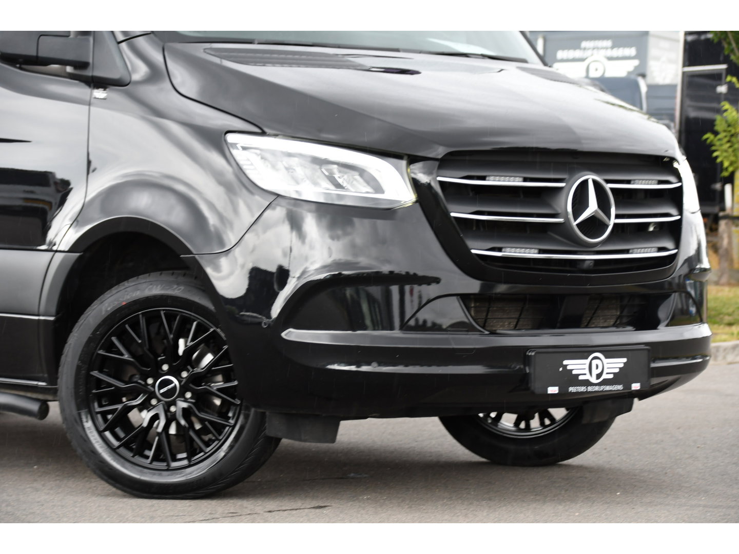 Mercedes-Benz Sprinter 319 3.0 CDI L2H2 DC Black Edition Adaptieve Cruise, 360 Camera, Carplay, LED, 10,5'' Mbux, Stoelverwarming, Automaat, 190pk, 3500kg Trekhaak, Uniek!