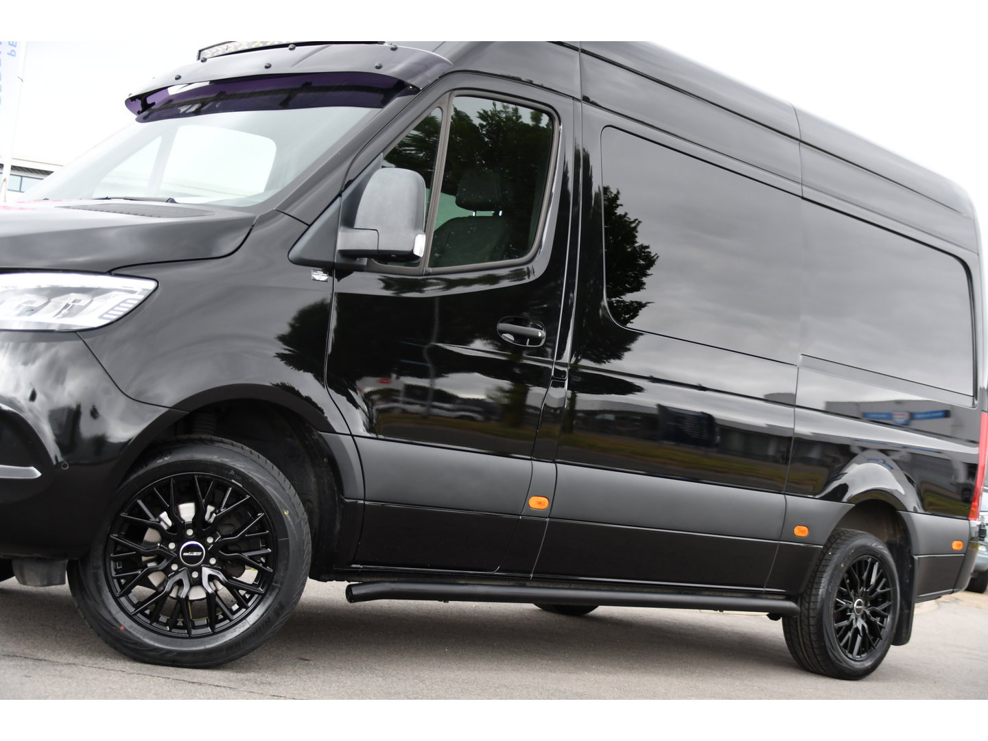 Mercedes-Benz Sprinter 319 3.0 CDI L2H2 DC Black Edition Adaptieve Cruise, 360 Camera, Carplay, LED, 10,5'' Mbux, Stoelverwarming, Automaat, 190pk, 3500kg Trekhaak, Uniek!