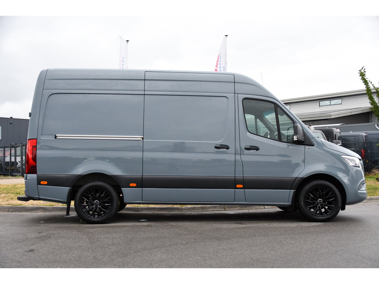 Mercedes-Benz Sprinter 319 1.9 CDI L2H2 RWD PB Edition 360 Camera, Cruise, Carplay, 2 x Schuifdeur, LED, 190pk, 2 x Geveerde stoel, 10,5'' Mbux, Stoelverwarming, Automaat, Uniek!