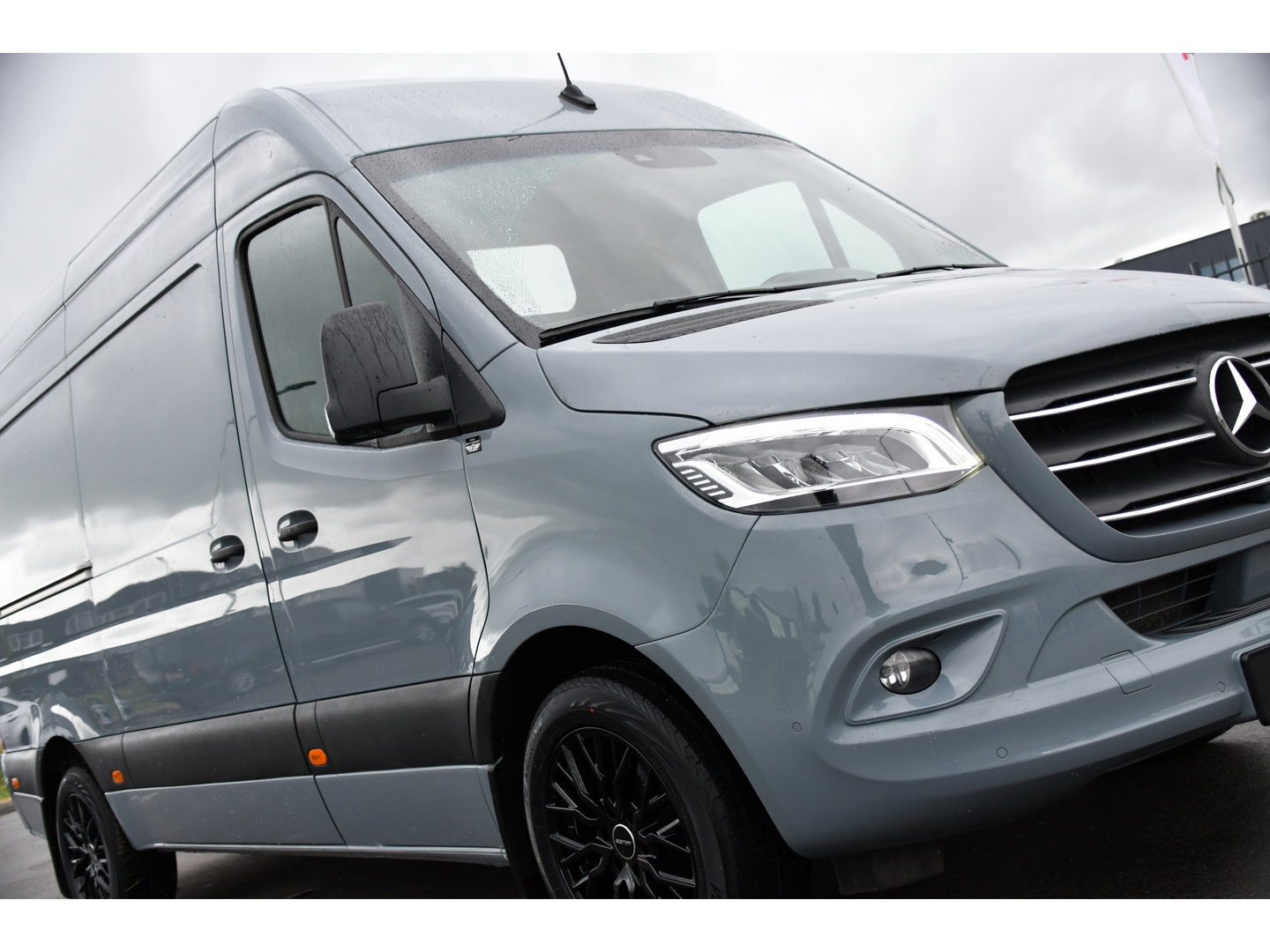 Mercedes-Benz Sprinter 319 1.9 CDI L2H2 RWD PB Edition 360 Camera, Cruise, Carplay, 2 x Schuifdeur, LED, 190pk, 2 x Geveerde stoel, 10,5'' Mbux, Stoelverwarming, Automaat, Uniek!