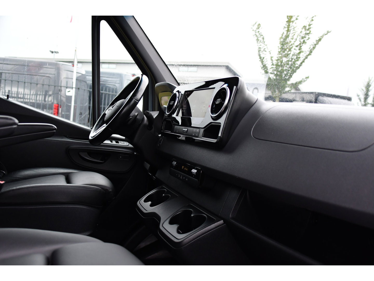 Mercedes-Benz Sprinter 319 1.9 CDI L2H2 RWD PB Edition 360 Camera, Cruise, Carplay, 2 x Schuifdeur, LED, 190pk, 2 x Geveerde stoel, 10,5'' Mbux, Stoelverwarming, Automaat, Uniek!