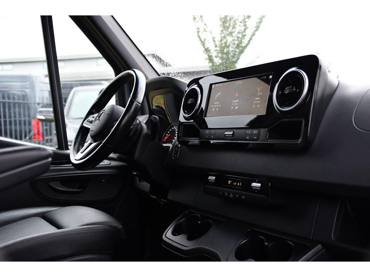 Mercedes-Benz Sprinter 319 1.9 CDI L2H2 RWD PB Edition 360 Camera, Cruise, Carplay, 2 x Schuifdeur, LED, 190pk, 2 x Geveerde stoel, 10,5'' Mbux, Stoelverwarming, Automaat, Uniek!