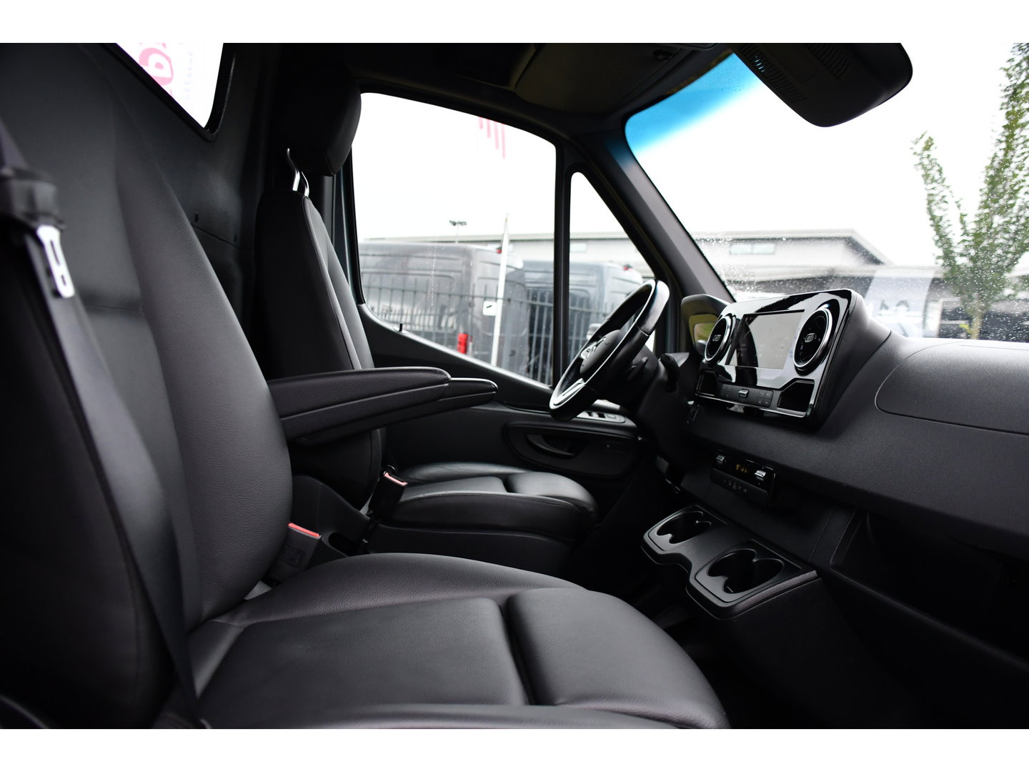 Mercedes-Benz Sprinter 319 1.9 CDI L2H2 RWD PB Edition 360 Camera, Cruise, Carplay, 2 x Schuifdeur, LED, 190pk, 2 x Geveerde stoel, 10,5'' Mbux, Stoelverwarming, Automaat, Uniek!