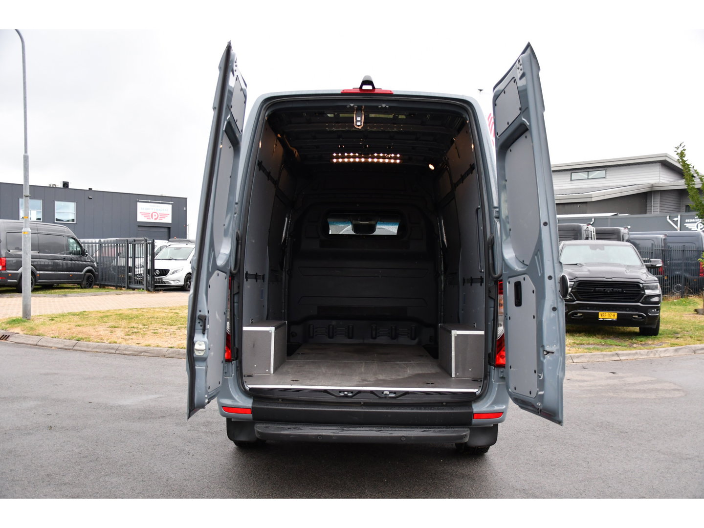 Mercedes-Benz Sprinter 319 1.9 CDI L2H2 RWD PB Edition 360 Camera, Cruise, Carplay, 2 x Schuifdeur, LED, 190pk, 2 x Geveerde stoel, 10,5'' Mbux, Stoelverwarming, Automaat, Uniek!