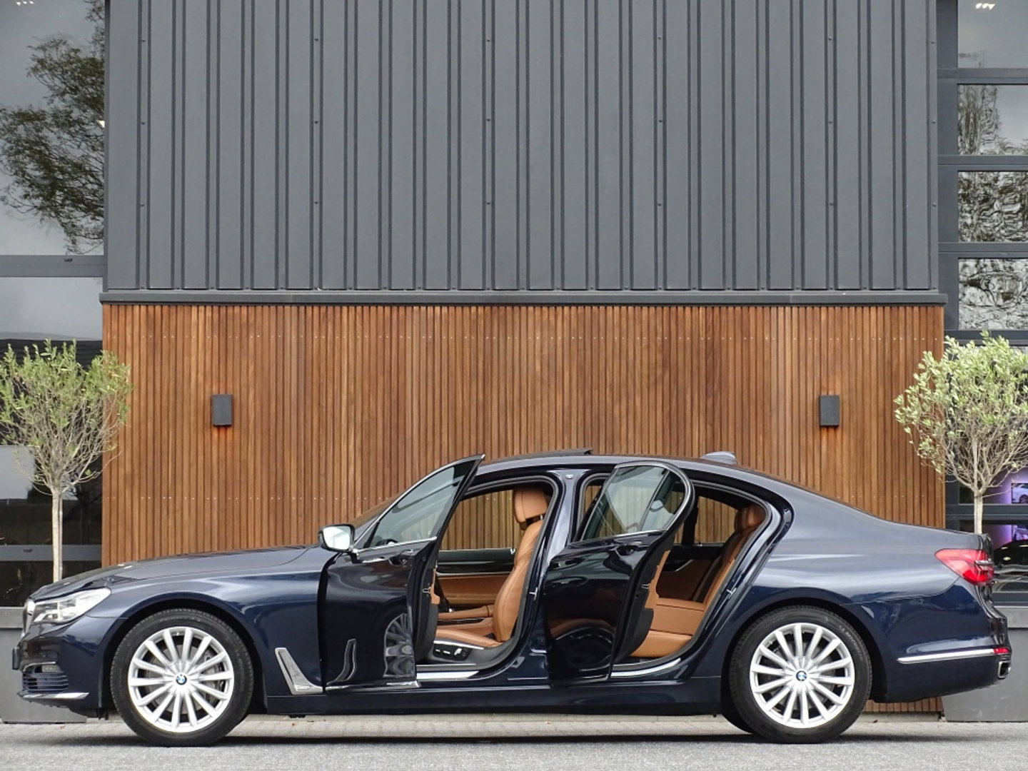 BMW 7 Serie 740i 327PK / High ex. / 4-wiel besturing / Head-up / 360° /